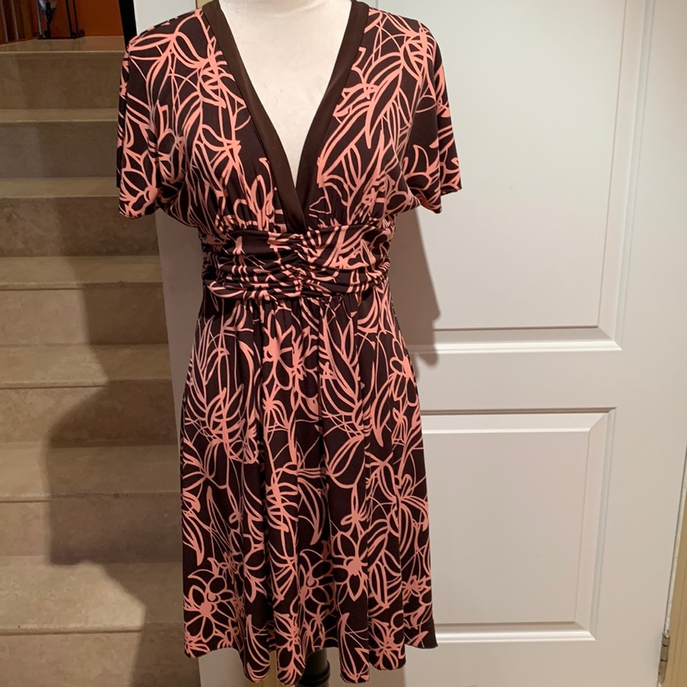 RAMPAGE. Pink & brown printed‎ dress. Brown border around neck. Ruched at…